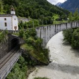 Une vue de la ligne du train MGB (Matterhorn Gotthard Bahn) à côté de la Vispa le samedi 22 juin 2024 à Salden